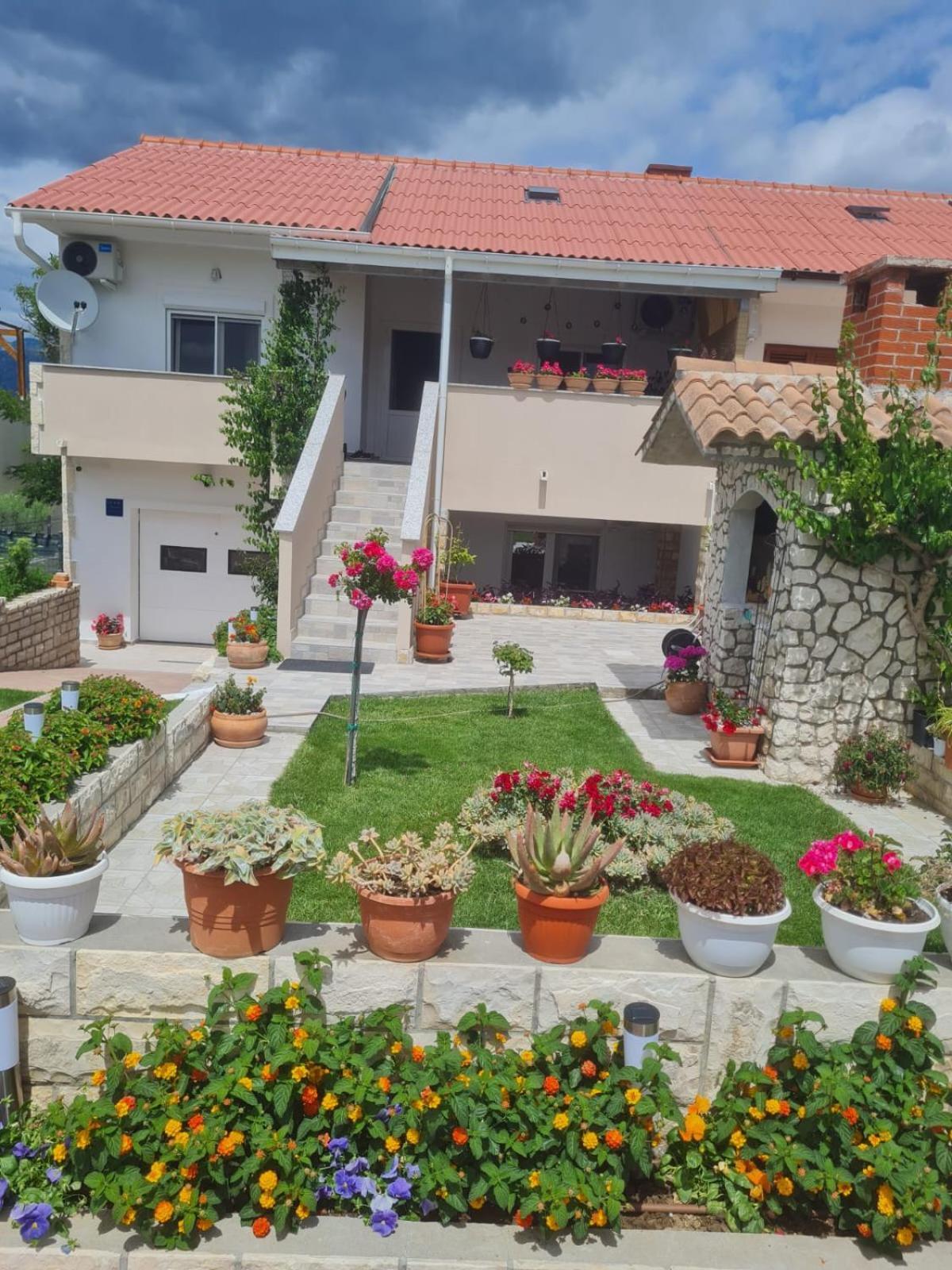 Apartman "Flower Garden" ราชานาส ภายนอก รูปภาพ