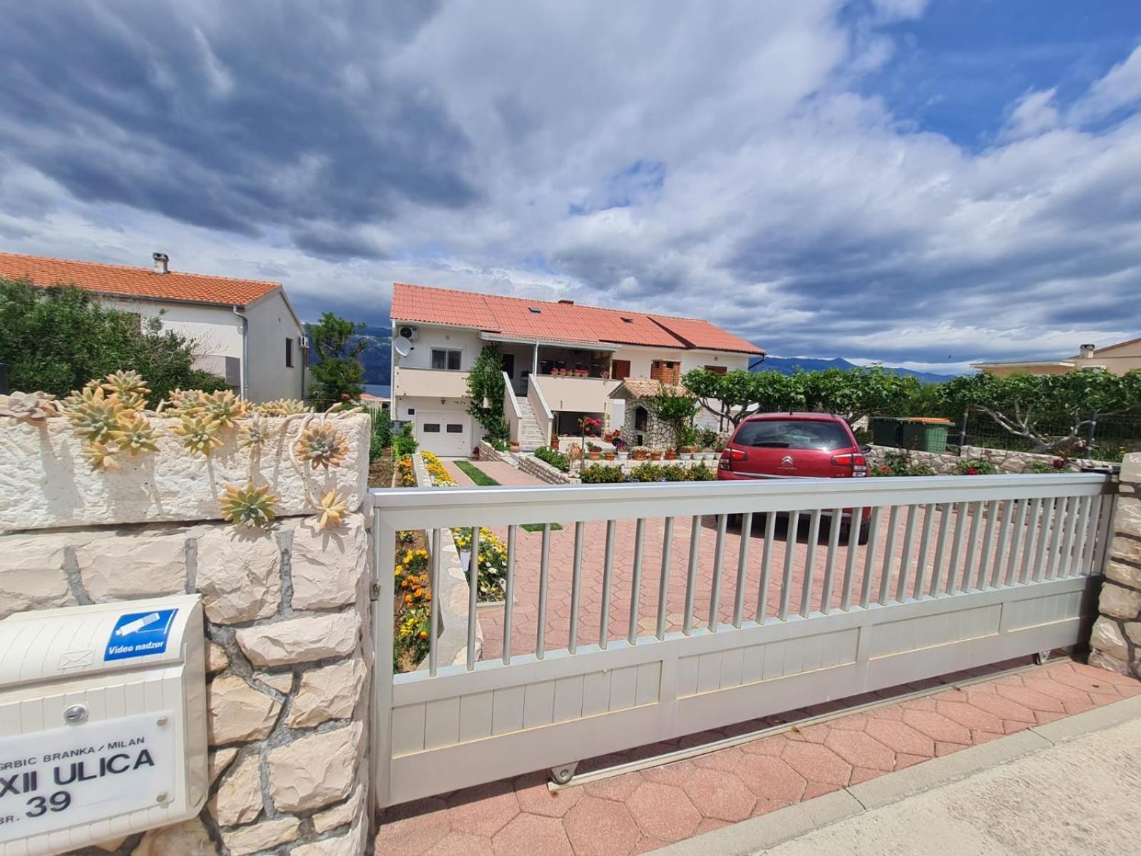 Apartman "Flower Garden" ราชานาส ภายนอก รูปภาพ
